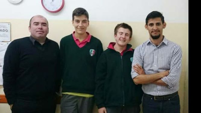 ORGULLOSOS. Daniel Roca (director), Maximiliano Angeletti, Facundo Esmoris y Darío Sosa (profesor)..