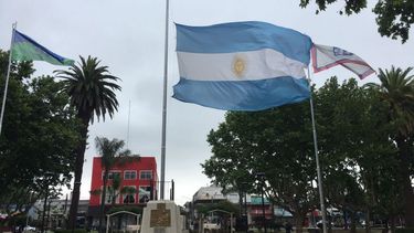MEDIA ASTA. Así están las banderas Bonaerense, Argentina y de Pilar en la plaza 12 de Octubre..