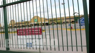 Rejas. Así lució ayer durante todo el día, el hipermercado Jumbo en el K50..