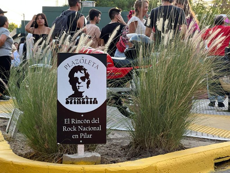 PLAZOLETA SPINETTA. Fue inaugurada en San Martín y Moreno, Pilar Centro.