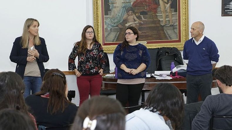 VISITA. Ducoté y Glays González, en una capacitación para docentes..
