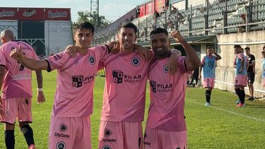 TARDE SOÑADA. Crocco acaba de marcar el 2-0 y lo festeja con Martin y Monge.