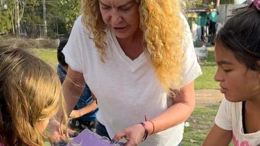 A PINTAR. Analía compartió la actividad con chicos de Presidente Derqui. &nbsp;