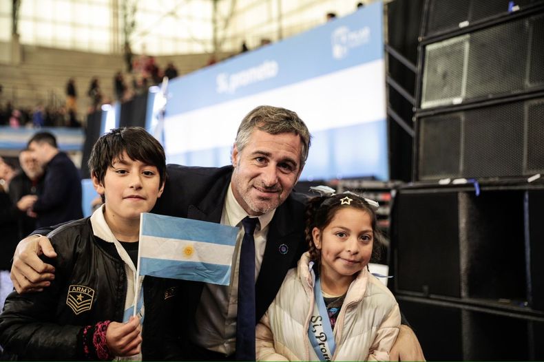 CELESTE Y BLANCO. Federico Achával encabezó el acto y saludó a los chicos.