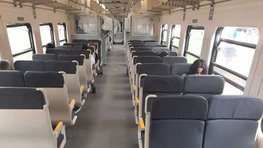 Buenas noticias, volvió el equipo N°5. En estos últimos días volvió el equipo N°5, después de varios meses de estar fuera de servicio. Volvió a servicio y además le retapizaron los asientos como se ven en las imágenes #TrenSanMartin. elusuariodelaLSM / @ElusuarioLSM816. &nbsp;