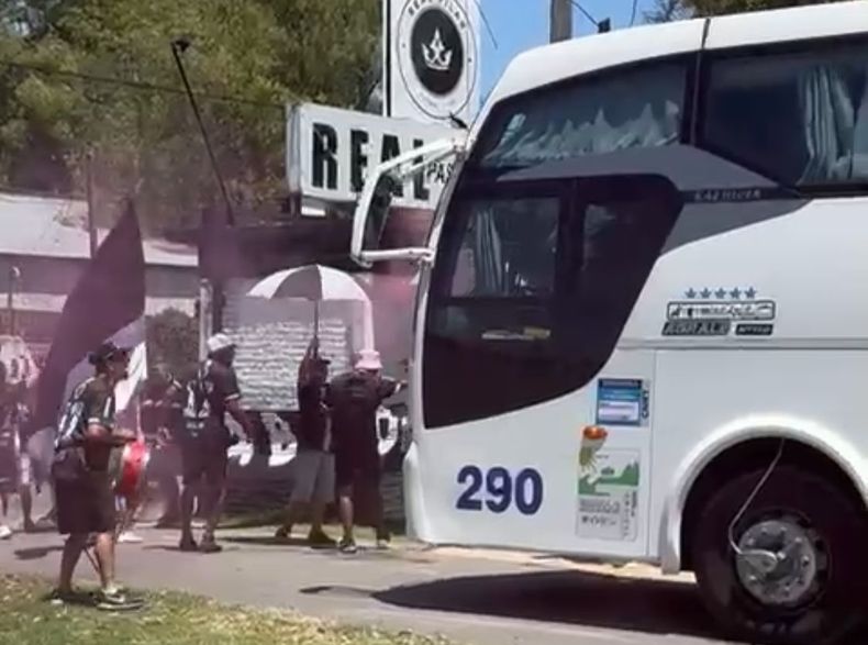 DESPEDIDA. El colectivo que traslada a los jugadores de Real Pilar parte del estadio custodiado por la hinchada.&nbsp;