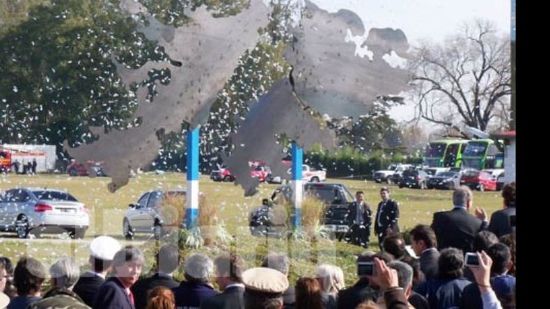 Papelitos. Momento en que la escultura “Malvinas 30 años”, de Alejandro Marmo, queda al descubierto..