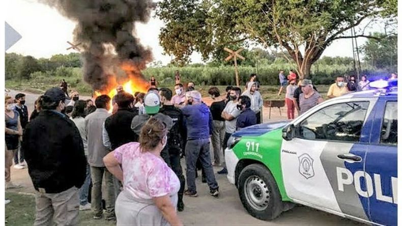 Los vecinos se manifestaron para reclamar más seguridad horas después del crimen. .