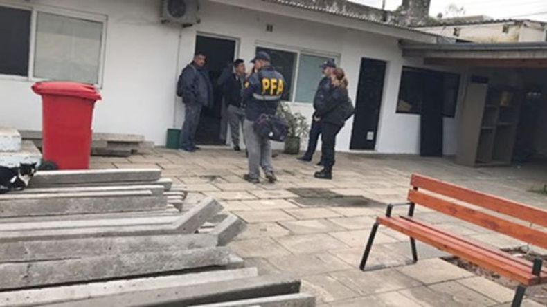 UNIFORMES. Policías federales, ayer, en el edificio de Obras Públicas..