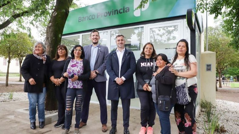 FLAMANTE. Cuattromo y Achával, en el nuevo cajero, junto a un grupo de vecinas. .