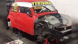 TALLER. El equipo de Sánchez trabaja en la puesta a punto del Fiat 600..