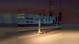 Cuidado, poste en medio de la ruta viniendo de Pilar, en frente de Shap. Soledad..
