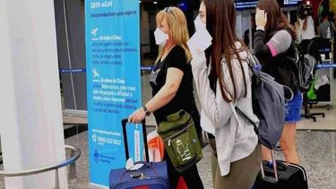 Ante el aumento de casos de Covid, el Gobierno busca desalentar la salida de turistas al extranjero, en especial a Brasil. .