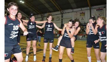 FIESTA. Las chicas del Rojinegro saltan de felicidad tras una nueva coronación..