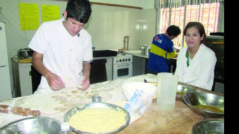 En la Escuela de Formación Laboral de Pilar se capacita a los chicos para desarrolar distintas tareas..