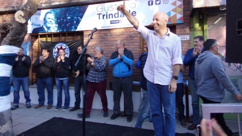 MARCHA. Ducoté, ayer, en el acto de Trindade, junto a Pascual y Girado..