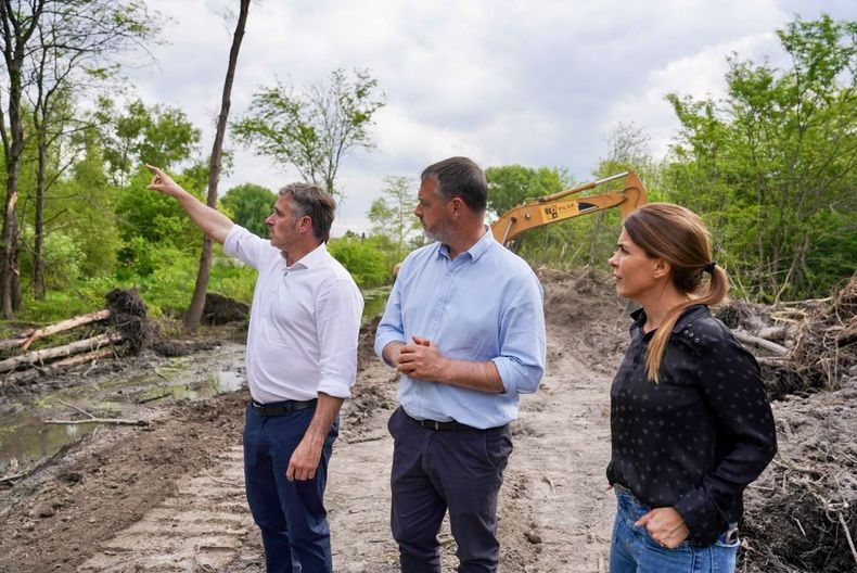 Achával, Laurent y Soledad Peralta recorrieron los trabajos de prevención.