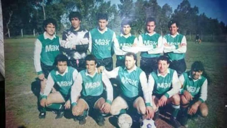 En Abrojal (agachado, con la pelota)..