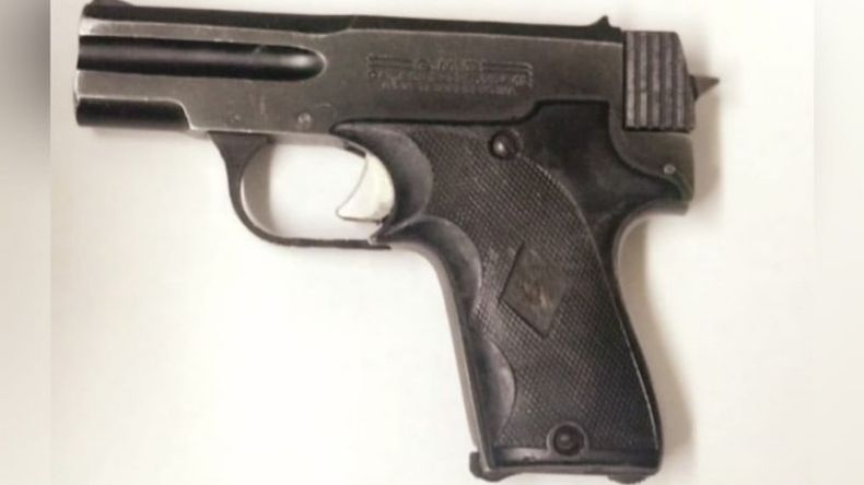 La pistola calibre 22 que fue descartada por el delincuente antes de escapar. .