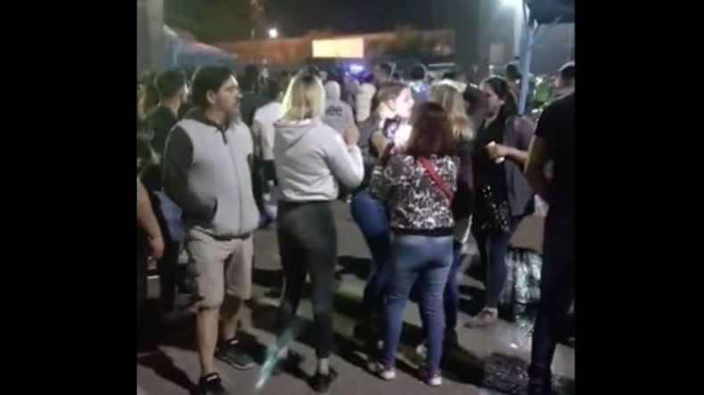 Una mujer es auxiliada luego de haber recibido gas pimienta en el rostro (captura de video).