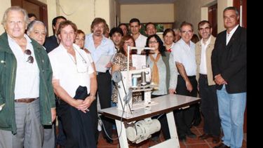 Rotarios de Pilar junto a los futuros de Alberti, en la entrega de maquinaria..