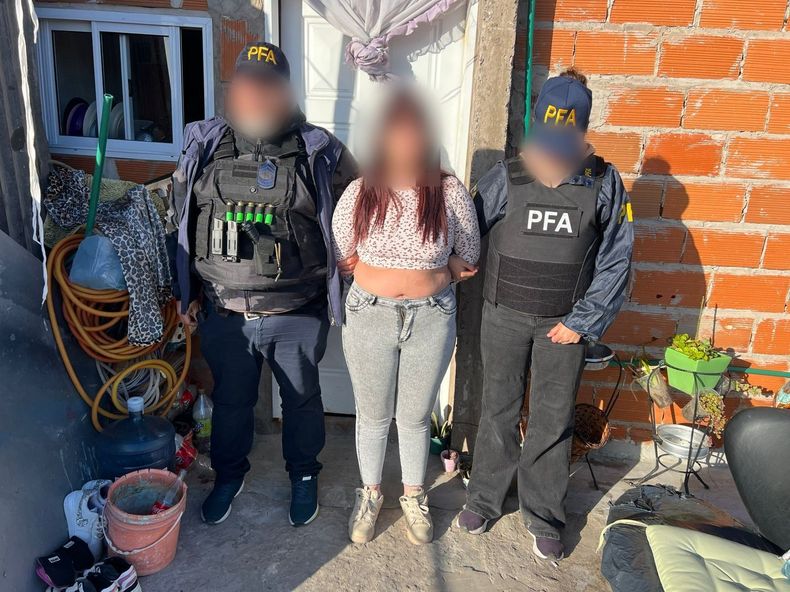 ESTAFA. Una de las siete personas detenidas por la Policía Federal.