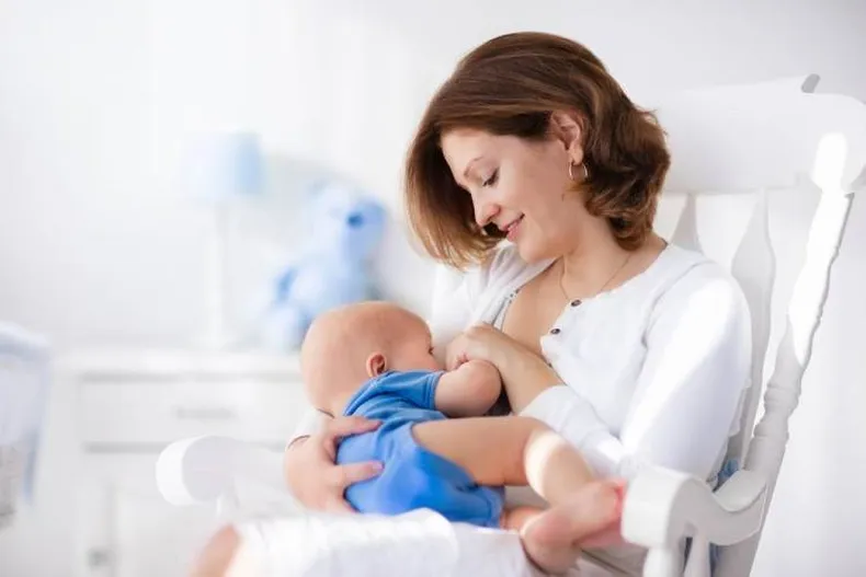 Formas de acompañar a una mamá que está amamantando. (somosmamas.com).