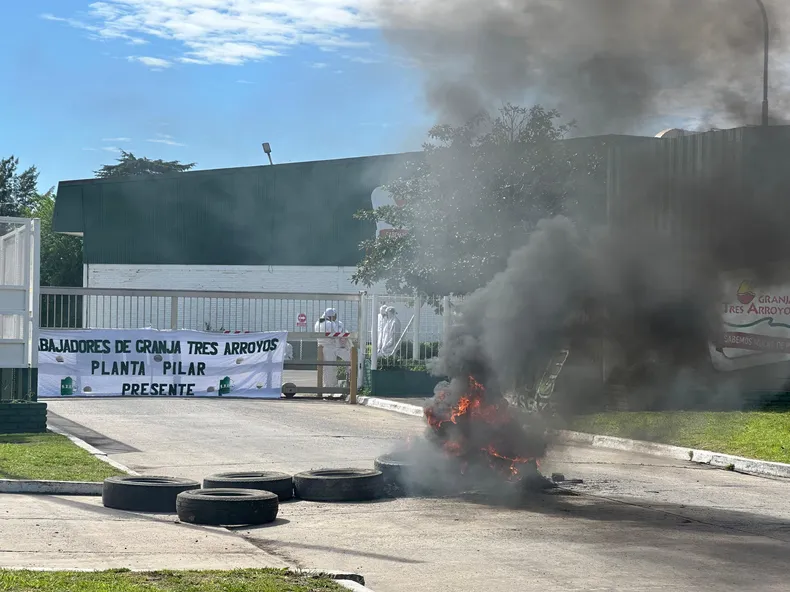 FUEGO. Los trabajadores bloquearon el acceso a la planta de Pilar.