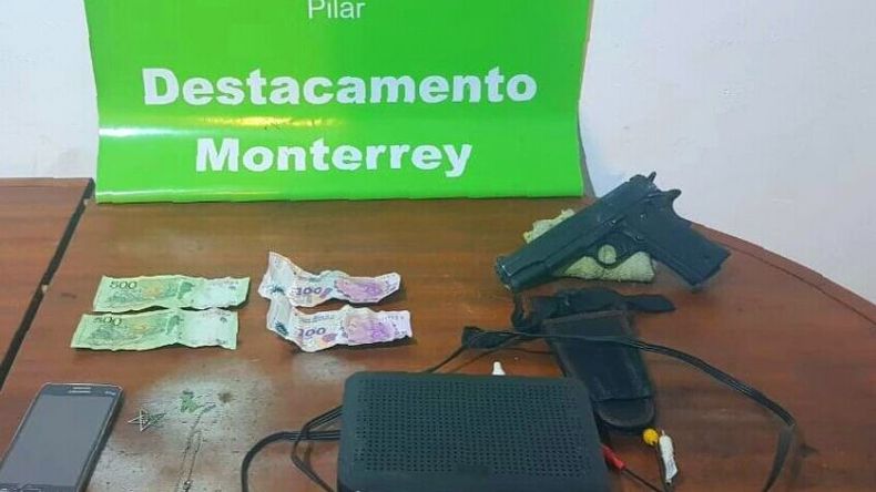 El botín, junto a la pistola 22 falsa..