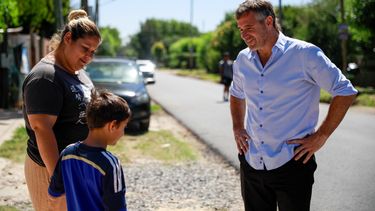RECORRIDA. Achával dialogó con vecinos de los barrios alcanzados por la obra.