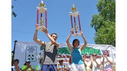 GANADORES. Gutiérrez y Macariz con sus trofeos tras conquistar los 10K..