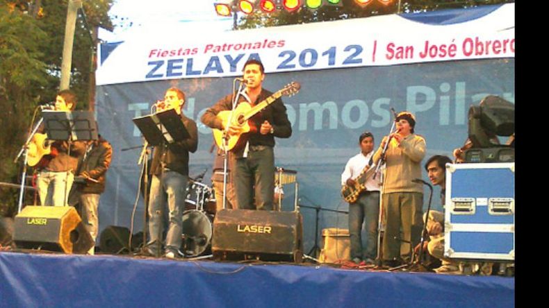 El folclore del grupo Huellas Argentinas estuvo a cargo del cierre de la fiesta de Zelaya, junto a la murga de la localidad..