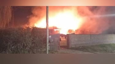 El incendio afectó casi la totalidad de la casaquinta de la calle Labarden.&nbsp;