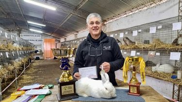 PREMIADO. Pablo Gómez junto al ejemplar ganador y los premios para Pilar.