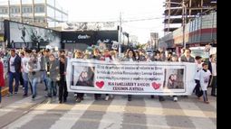 DOLOR. Familiares y allegados a las víctimas las recordaron por las calles..