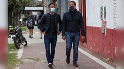 CAMINANDO POR PILAR. Neuspiller junto a Diego Santilli. .