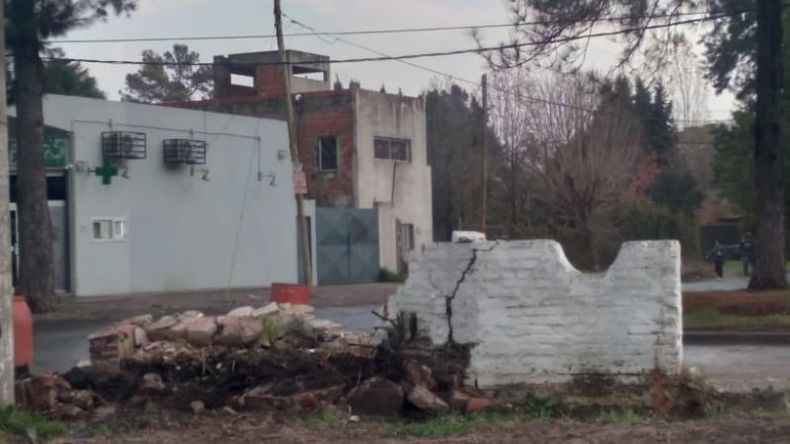 El arco fue demolido para la construcción de una dársena en la colectora de la ruta 25..