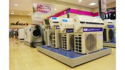 STOCK. Los equipos se acumulan en los salones de venta..