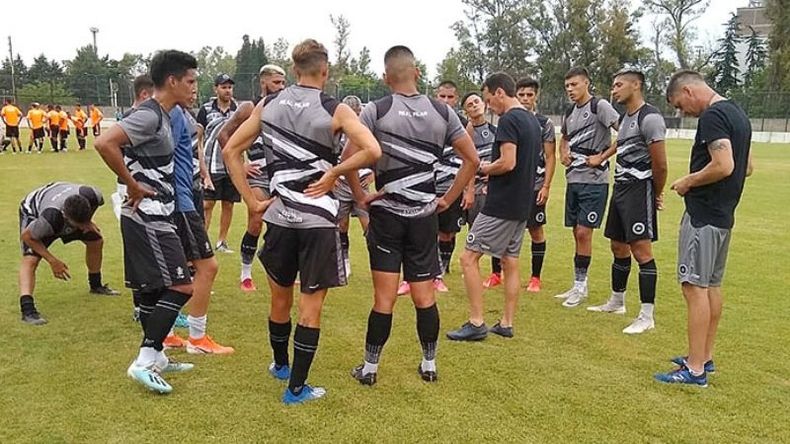 TÁCTICA. El técnico habla con los jugadores antes del inicio del segundo partido. (FOTO: PRENSA REAL PILAR)..