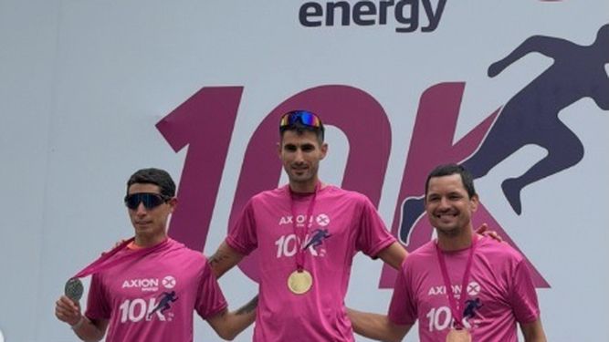 MEDALLAS. Cena en el podio de los 5K Caballeros junto a Cardozo y el ganador Miranda.