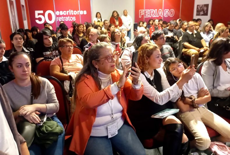Los pilarenses llenaron la Sala Pizarnik de la Feria del Libro para ver y escuchar a los Autores Locales.