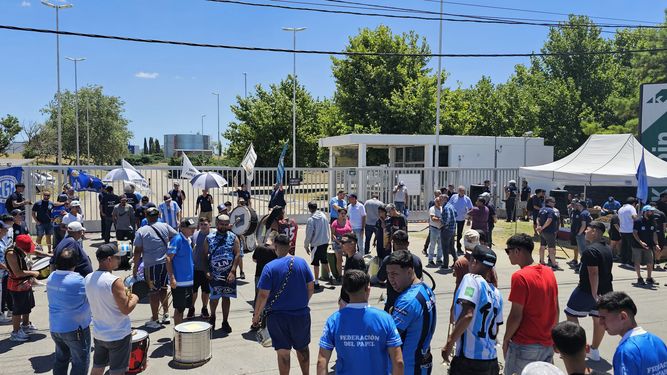 ASAMBLEA. Los papeleros protestaron en la puerta de la firma Klabin.