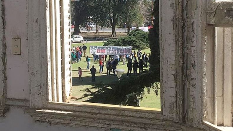(Sergio Varela). VENTANA. Imagen de la movilizaci{on vecinal que salvó al Pellegrini..