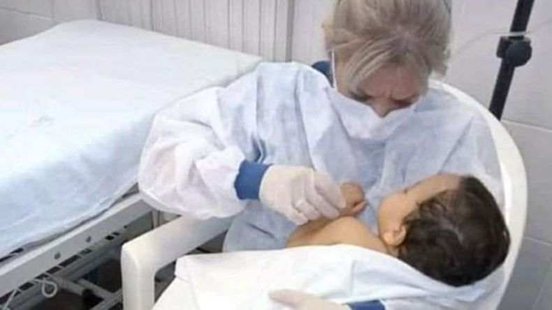 El bebé estará al cuidado de una amiga de la familia. .