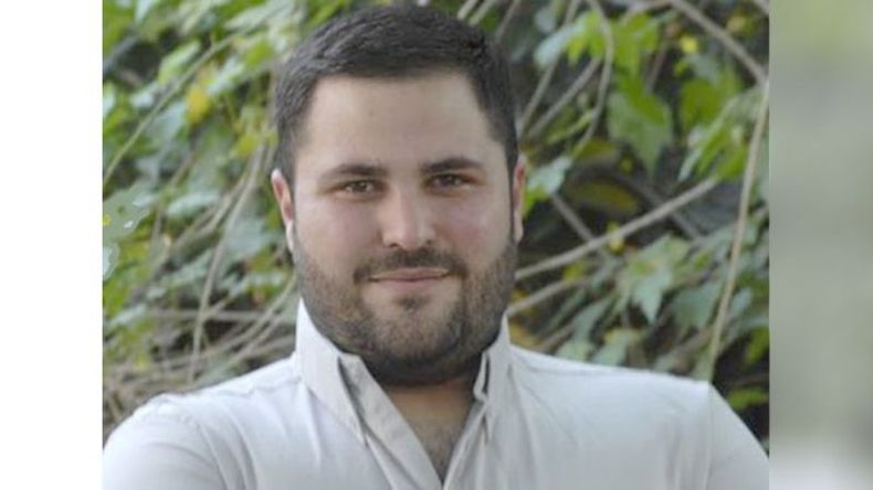 Convicciones. Las elecciones dejaron dos consejeros escolares para Cambiemos y dos para Unidad Ciudadana. El 2º lugar de la lista fue para Iván Mansilla. Este había hecho pública, antes de las PASO, su renuncia pero no la formalizó ante la Junta Electoral, por lo que quedó en la lista que ganó las PASO y que, ahora, lo llevaría al Consejo. El sabbatellista estaría decidido a olvidar la palabra empeñada para asumir. Muchos creyeron ver la mano del oficialismo detrás del anuncio de Mansilla. Y creen que la decisión de asumir hoy tendría las mismas motivaciones..