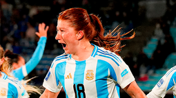 FESTEJO. Annika Paz acaba de conectar de cabeza para alcanzar el empate argentino en el Centenario.