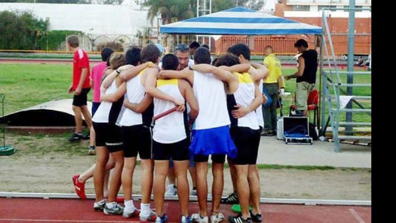 Chionetti en el medio de sus alumnos; espera mejorar marcas para clasificar al selectivo sudamericano..