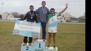 PODIO. Chily Aquino muestra orgulloso la medalla de plata..