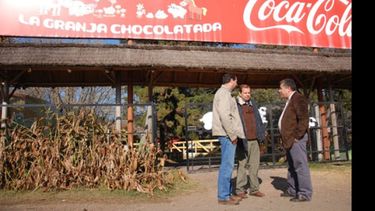 Funcionarios municipales en la puerta de la Granja Chocolatada, ayer, durante la clausura..