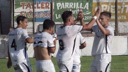 MANOS ARRIBA. Manuel Sánchez saluda a Javier Arias (9) por el gol. (FOTO: Prensa Real Pilar)..